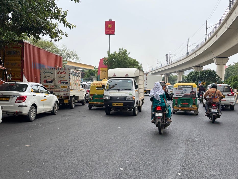 नोएडा। सेक्टर 61 मेट्रो के नीचे उल्टी दिशा में वाहन दौड़ाता चालक। संवाद