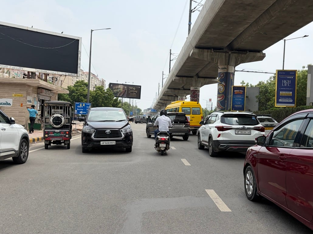 नोएडा। सेक्टर 61 मेट्रो के नीचे उल्टी दिशा में वाहन दौड़ाता चालक। संवाद
