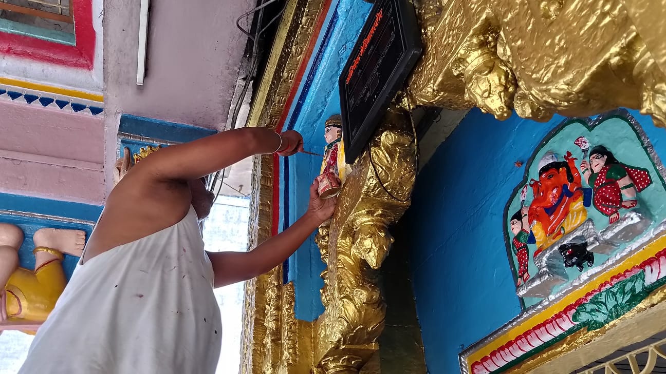 नगर के पंचमुखी महादेव मंदिर पर मुर्तियों को रंगों से रंगता मजदूर, स्रोत संवाद नगर के पंचमुखी महादेव मंदिर पर मुर्तियों को रंगों से रंगता मजदूर, स्रोत संवाद