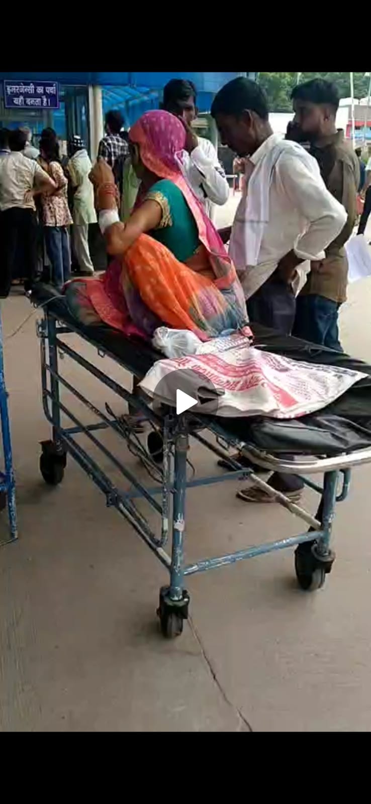 नया बन रहा इमरजेंसी वार्ड और परेशान श्यामकली।
