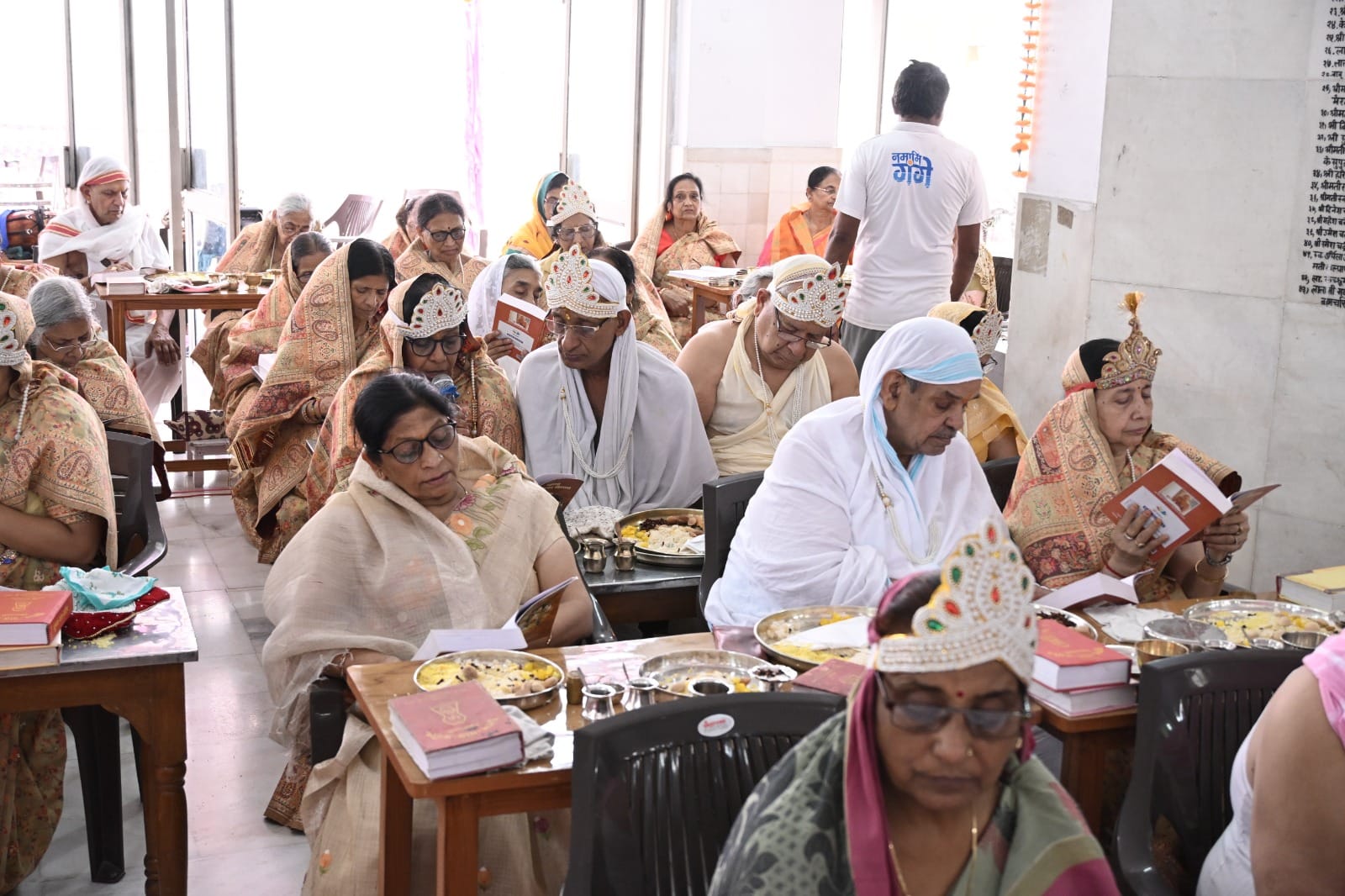 प्राचीन दिगंबर जैन बड़े मंदिर में पूजा अर्चना करते श्रद्धालु स्रोत संवाद प्राचीन दिगंबर जैन बड़े मंदिर में पूजा अर्चना करते श्रद्धालु स्रोत संवाद