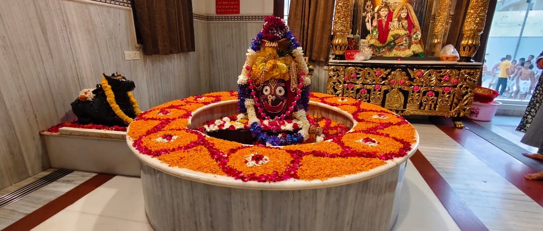 प्रेम मंदिर में सजाया शिवलिंग। संवाद प्रेम मंदिर में सजाया शिवलिंग। संवाद