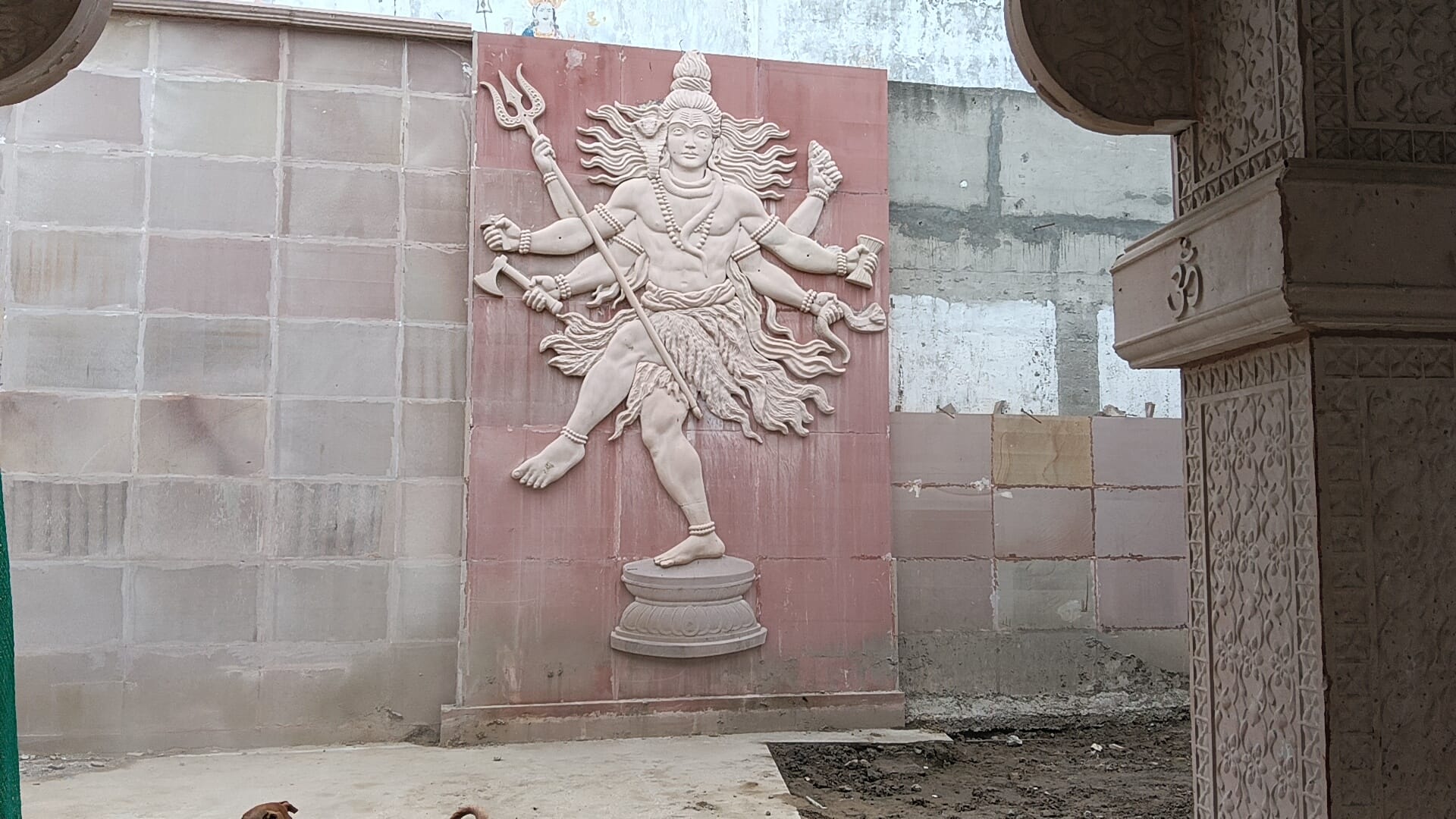 पौराणिक शिव मंदिर के गर्भ गृह के द्वार पर कृष्णवर्ण नंदीश्वर मूर्ति। संवाद पौराणिक शिव मंदिर के गर्भ गृह के द्वार पर कृष्णवर्ण नंदीश्वर मूर्ति। संवाद
