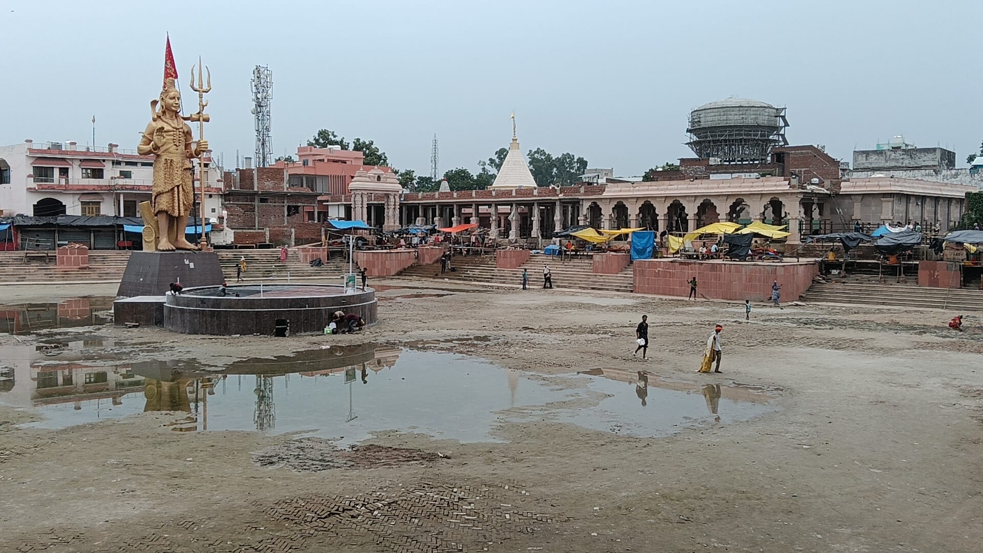 पौराणिक शिव मंदिर के गर्भ गृह के द्वार पर कृष्णवर्ण नंदीश्वर मूर्ति। संवाद पौराणिक शिव मंदिर के गर्भ गृह के द्वार पर कृष्णवर्ण नंदीश्वर मूर्ति। संवाद
