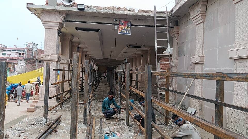 पौराणिक शिव मंदिर के गर्भ गृह के द्वार पर कृष्णवर्ण नंदीश्वर मूर्ति। संवाद पौराणिक शिव मंदिर के गर्भ गृह के द्वार पर कृष्णवर्ण नंदीश्वर मूर्ति। संवाद