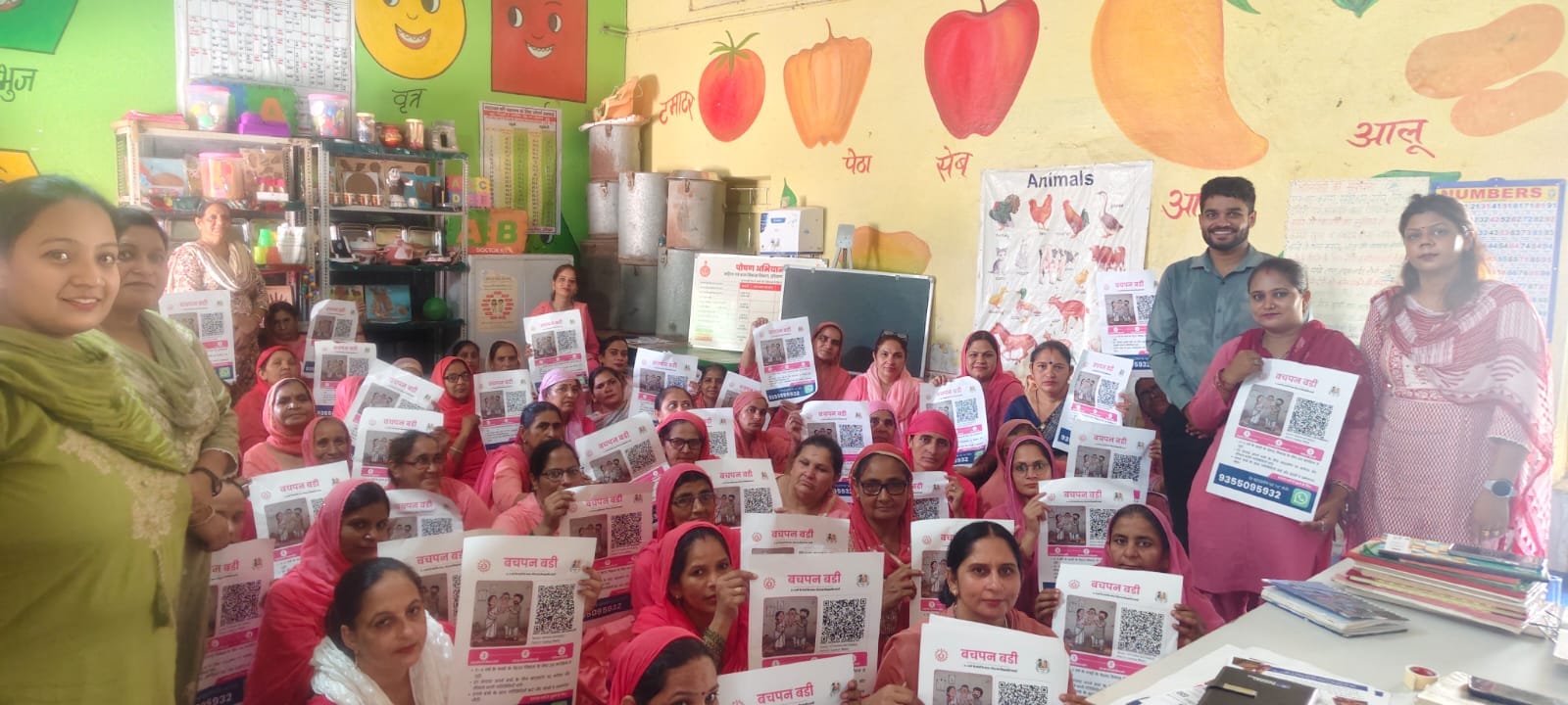 प्रशिक्षण कार्यक्रम में आंगनबाड़ी कार्यकर्ताओं को योजना की जानकारी देते अधिकारी। संवाद