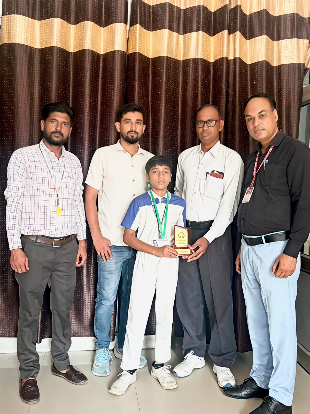 प्रथम स्थान प्राप्त करने पर छात्र साजिद को मेडल व ट्रॉफी देकर सम्मानित करते हुए। विज्ञप्ति प्रथम स्थान प्राप्त करने पर छात्र साजिद को मेडल व ट्रॉफी देकर सम्मानित करते हुए। विज्ञप्ति