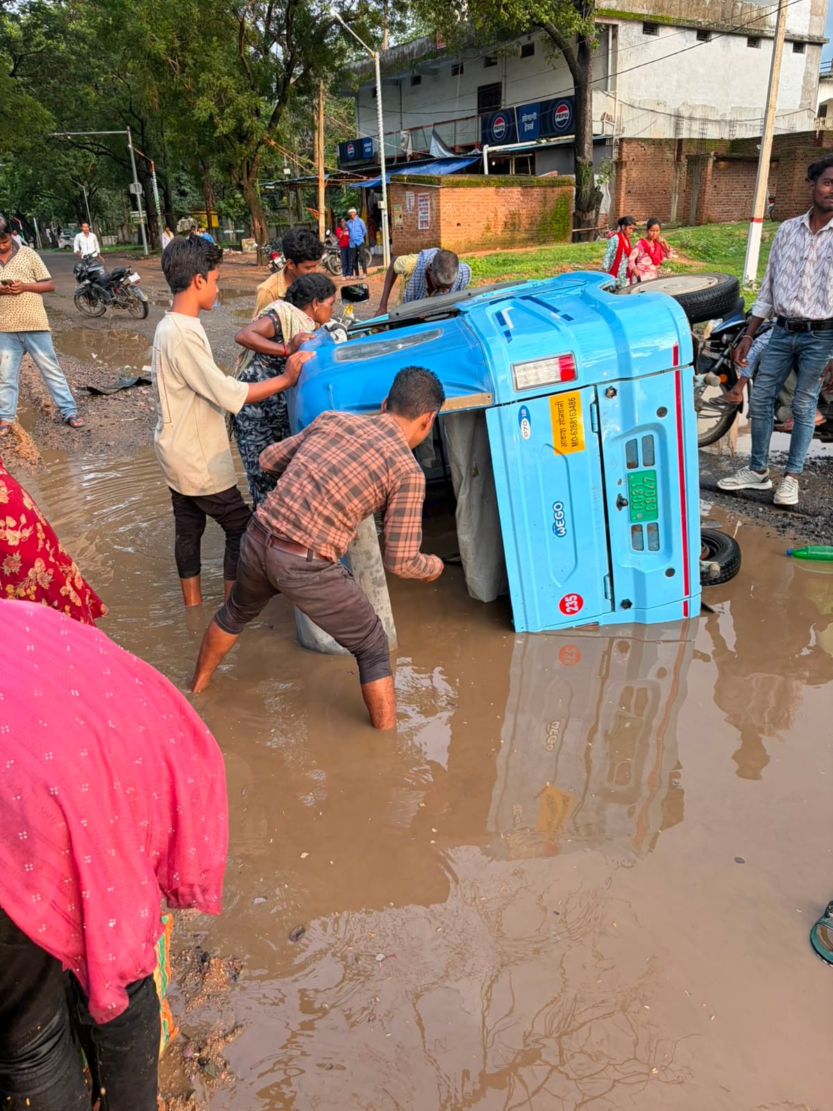 सड़क पर गड्ढे रोज हो रहे हादसे सड़क पर गड्ढे रोज हो रहे हादसे