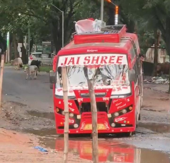 सड़क पर गड्ढे रोज हो रहे हादसे सड़क पर गड्ढे रोज हो रहे हादसे