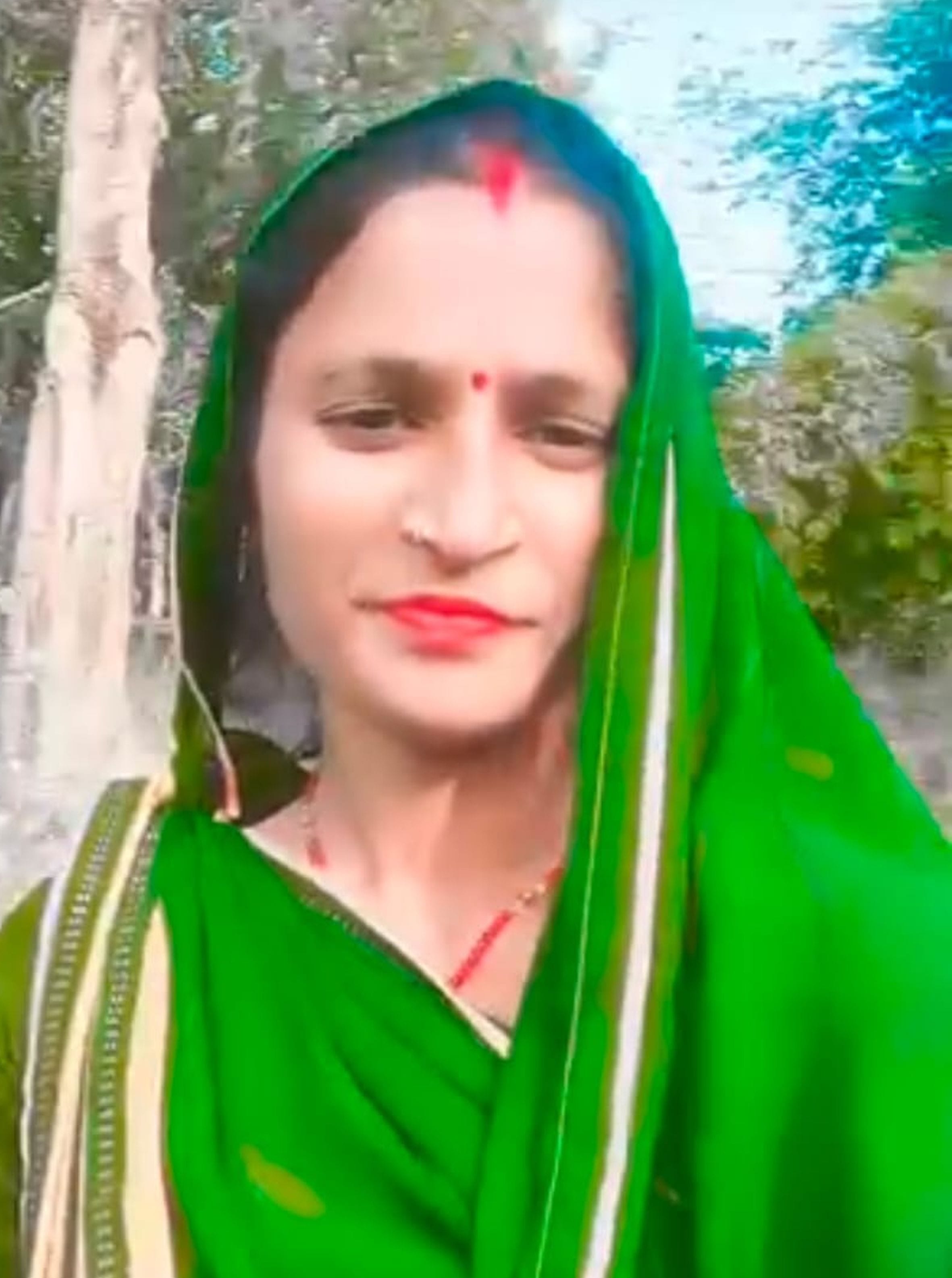 सुल्तानपुर हाईवे स्थित मलिकमऊ ओवरब्रिज पर इसी पिकअप की टक्कर से महिला की हुई मौत।