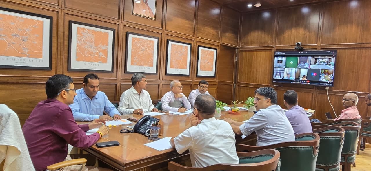 समीक्षा बैठक करते कमिश्नर। समीक्षा बैठक करते कमिश्नर।
