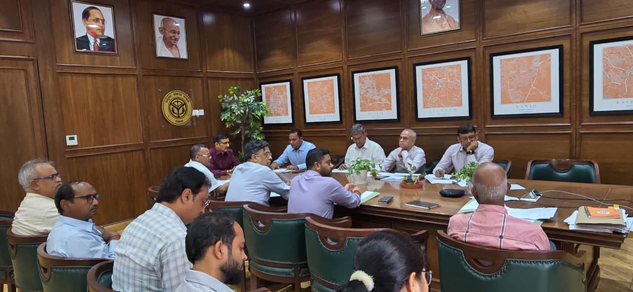 समीक्षा बैठक करते कमिश्नर। समीक्षा बैठक करते कमिश्नर।