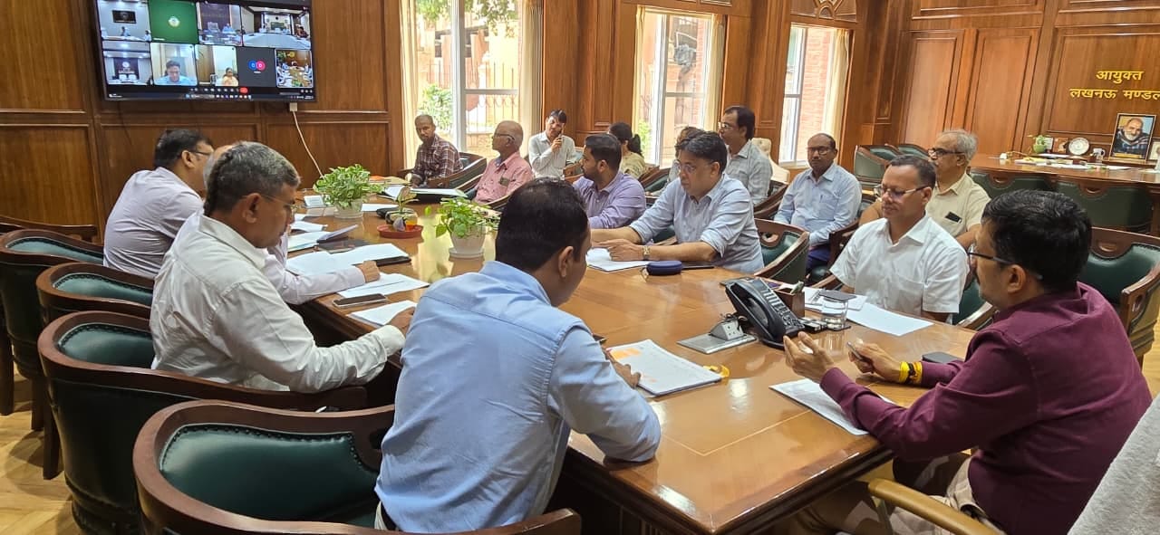 समीक्षा बैठक करते कमिश्नर। समीक्षा बैठक करते कमिश्नर।