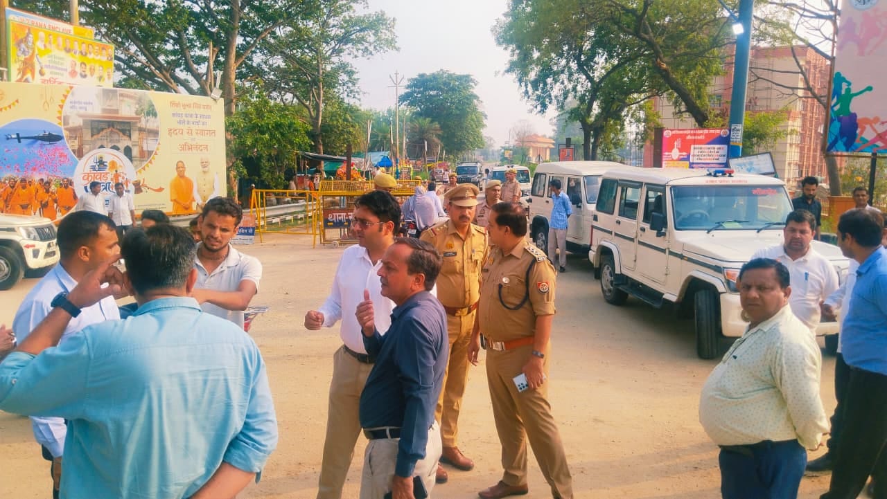 सरधना। चौधरी चरण सिंह कांवड़ पटरी मार्ग से जल लेकर गुजरते शिवभक्त। संवाद
