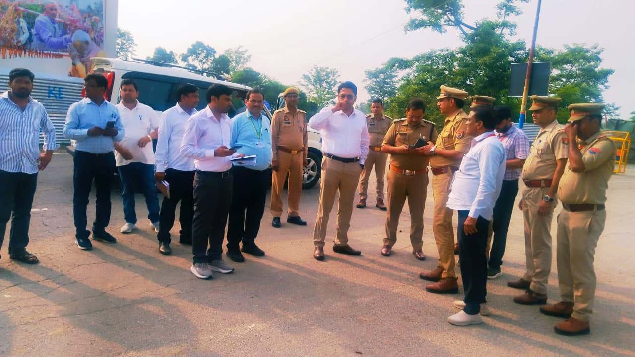 सरधना। चौधरी चरण सिंह कांवड़ पटरी मार्ग से जल लेकर गुजरते शिवभक्त। संवाद