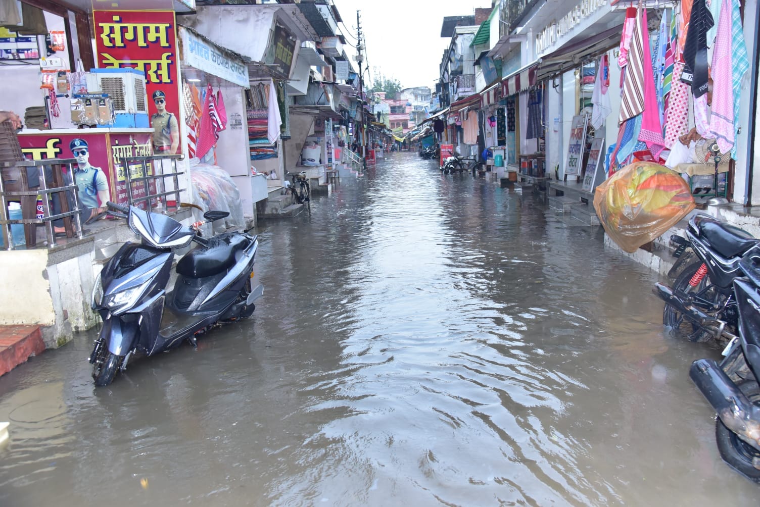 शहर के बड़ा बाजार में बारिश में हुआ जलभराव। संवाद