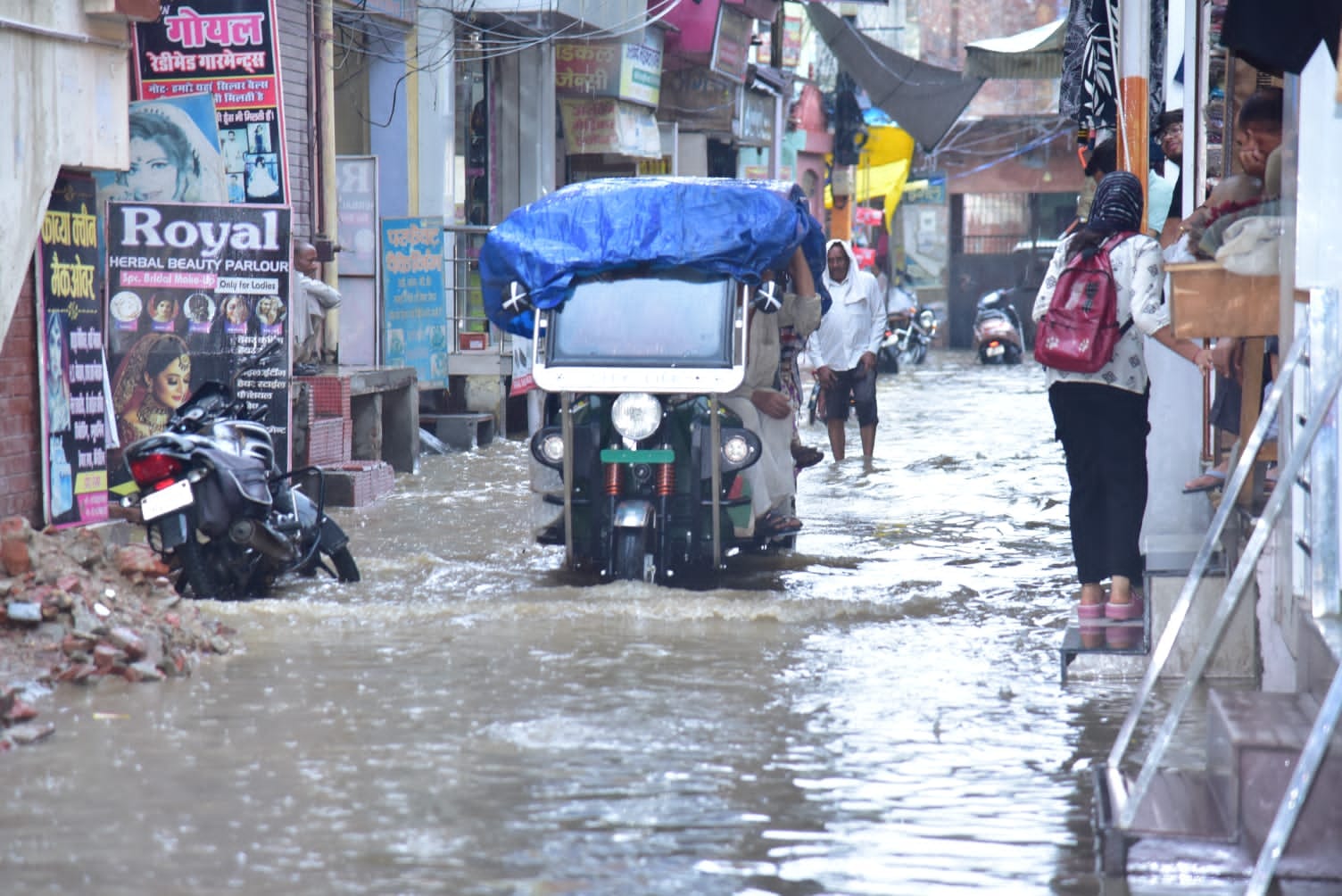 शहर के बड़ा बाजार में बारिश में हुआ जलभराव। संवाद