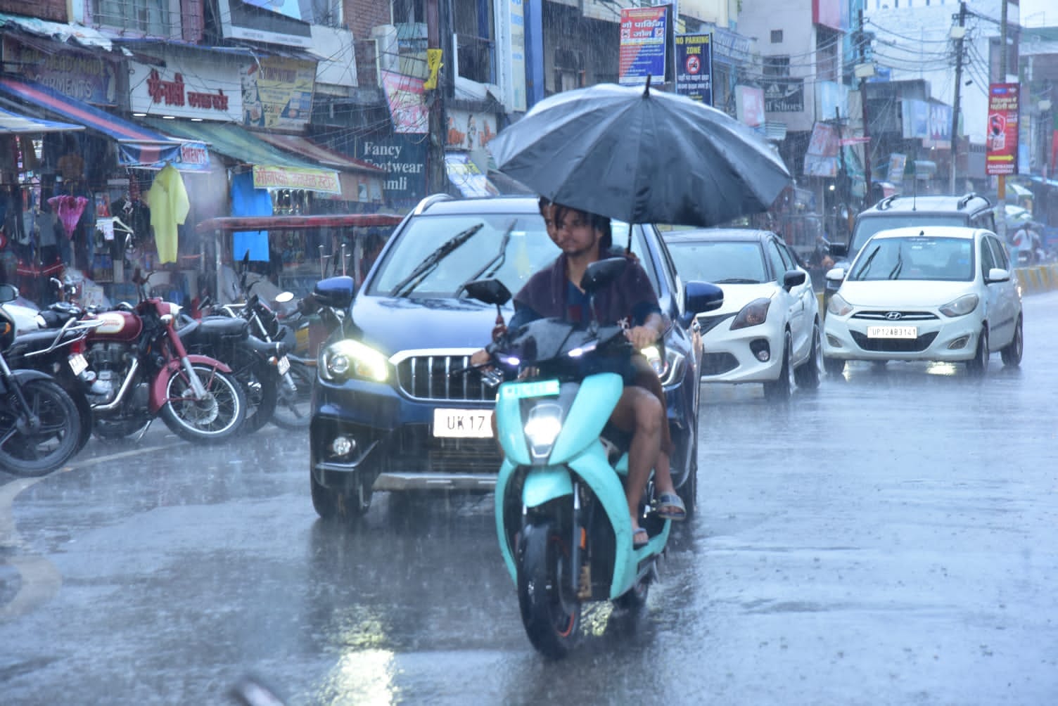 शहर के बड़ा बाजार में बारिश में हुआ जलभराव। संवाद