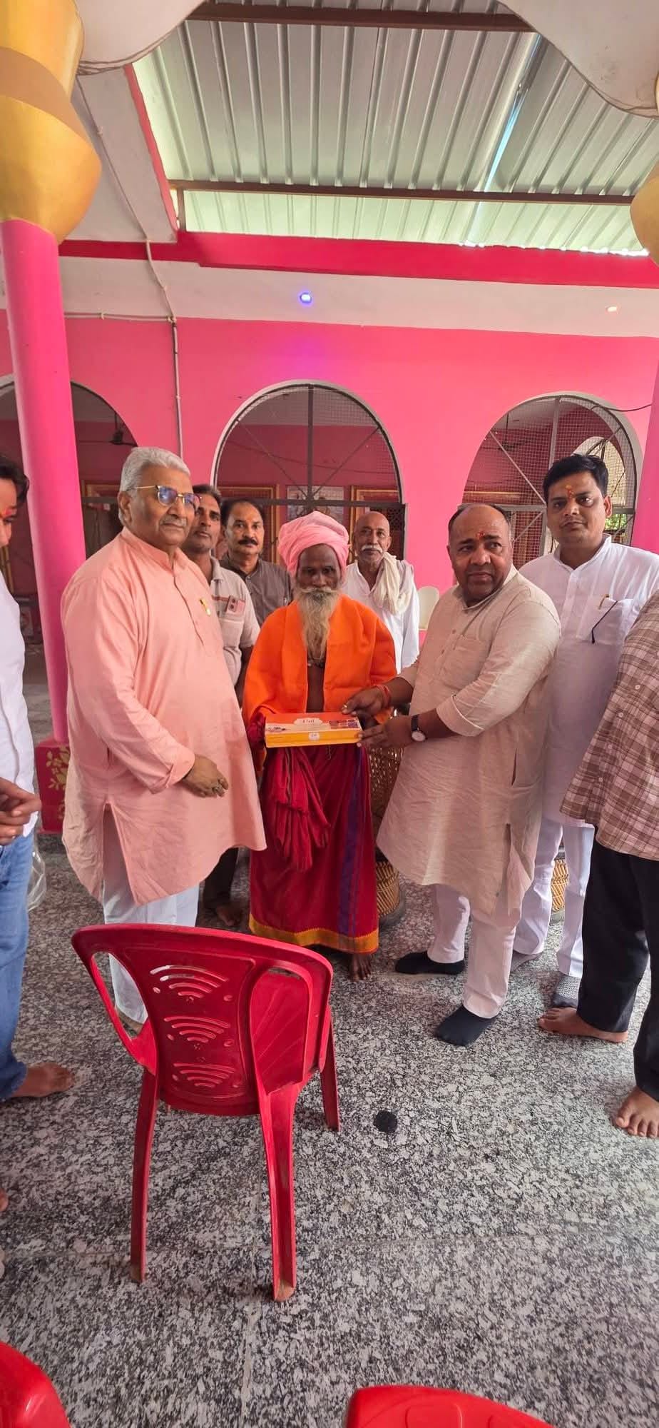 शिव शंकर मंदिर नंगलामल पर संत को शाल ओढाकर गुरु पूर्णिमा का पर्व मनाते पूर्व विधायक राजपुर ब्लॉ शिव शंकर मंदिर नंगलामल पर संत को शाल ओढाकर गुरु पूर्णिमा का पर्व मनाते पूर्व विधायक राजपुर ब्लॉ