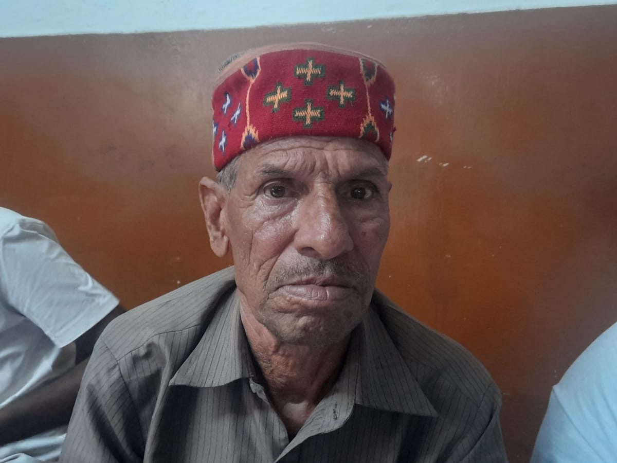 धर्मशाला अस्पताल में नेत्र रोग ओपीडी के बाहर जमीन पर बैठकर बारी की इंतजार करते हुए महिलाएं। अमर धर्मशाला अस्पताल में नेत्र रोग ओपीडी के बाहर जमीन पर बैठकर बारी की इंतजार करते हुए महिलाएं। अमर