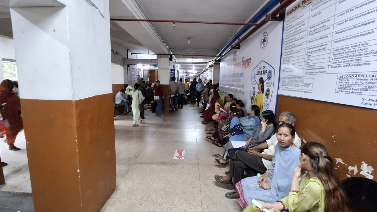 धर्मशाला अस्पताल में नेत्र रोग ओपीडी के बाहर जमीन पर बैठकर बारी की इंतजार करते हुए महिलाएं। अमर धर्मशाला अस्पताल में नेत्र रोग ओपीडी के बाहर जमीन पर बैठकर बारी की इंतजार करते हुए महिलाएं। अमर
