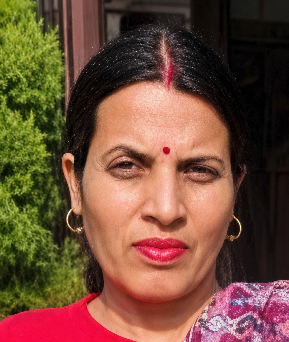 धर्मशाला अस्पताल में नेत्र रोग ओपीडी के बाहर जमीन पर बैठकर बारी की इंतजार करते हुए महिलाएं। अमर धर्मशाला अस्पताल में नेत्र रोग ओपीडी के बाहर जमीन पर बैठकर बारी की इंतजार करते हुए महिलाएं। अमर