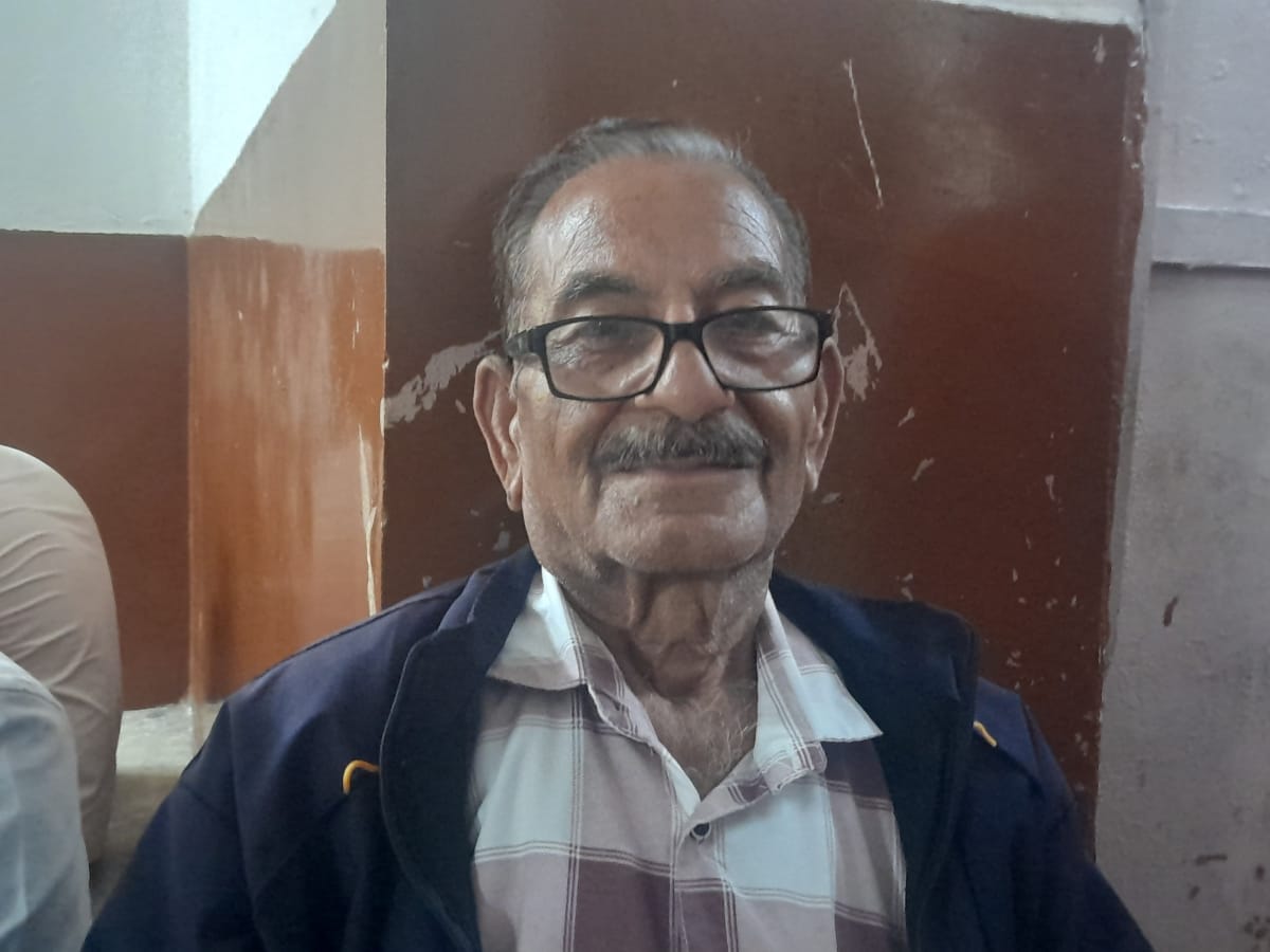 धर्मशाला अस्पताल में नेत्र रोग ओपीडी के बाहर जमीन पर बैठकर बारी की इंतजार करते हुए महिलाएं। अमर धर्मशाला अस्पताल में नेत्र रोग ओपीडी के बाहर जमीन पर बैठकर बारी की इंतजार करते हुए महिलाएं। अमर
