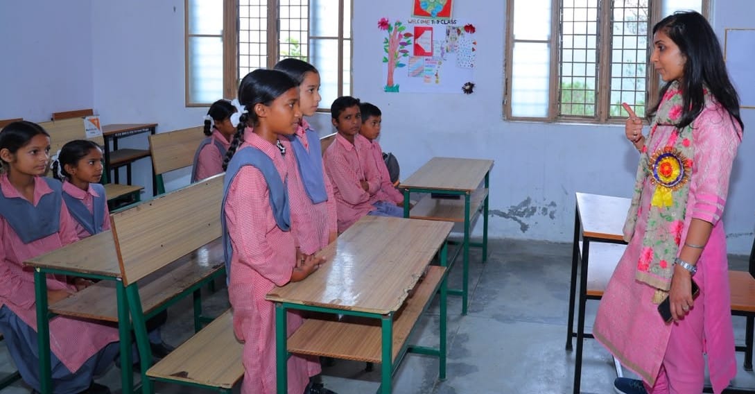 विकासखंड खिर्सू के कठूड़ में आयोजित चौपाल में बुजुर्ग को सम्मानित करतीं जिलाधिकारी स्वाति ए विकासखंड खिर्सू के कठूड़ में आयोजित चौपाल में बुजुर्ग को सम्मानित करतीं जिलाधिकारी स्वाति ए