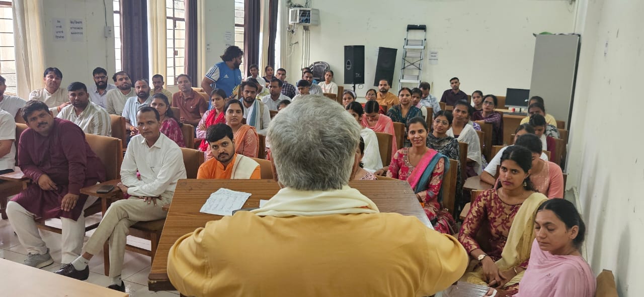 व्यास पूर्णिमा पर संस्कृत विश्वविद्यालय में गुरु-शिष्य परंपरा पर अपने विचार रखते मुख्यातिथि व 