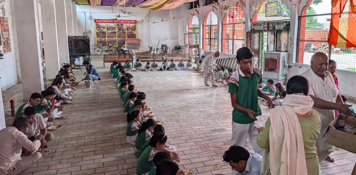 29जेएनडी15,17: मंदिर में आयोजित भंडारे में प्रसाद ग्रहण करते हुए कन्याएं । स्रोत: पुजारी 29जेएनडी15,17: मंदिर में आयोजित भंडारे में प्रसाद ग्रहण करते हुए कन्याएं । स्रोत: पुजारी