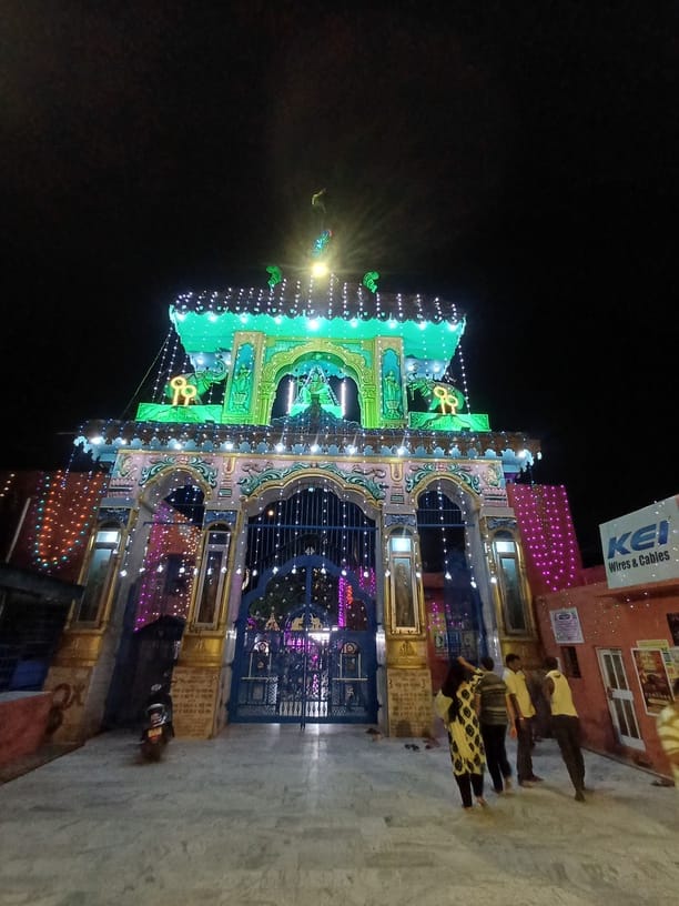 अंबाला छावनी के कैलाश हाथीखाना मंदिर में गुरू पूर्णिमा पर पूजन करते हुए। संवाद