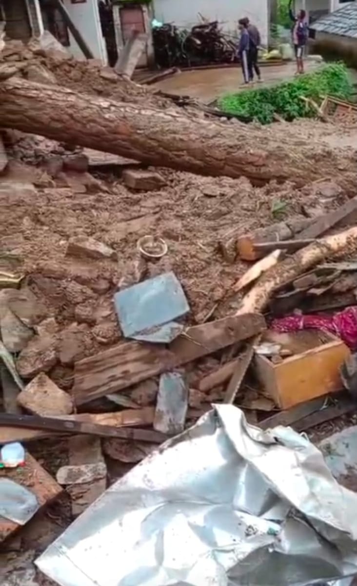बोह पंचायत के गढ़गून गांव में मलबे को हटाते हुए पोकलेन। स्रोत: ग्रामीण