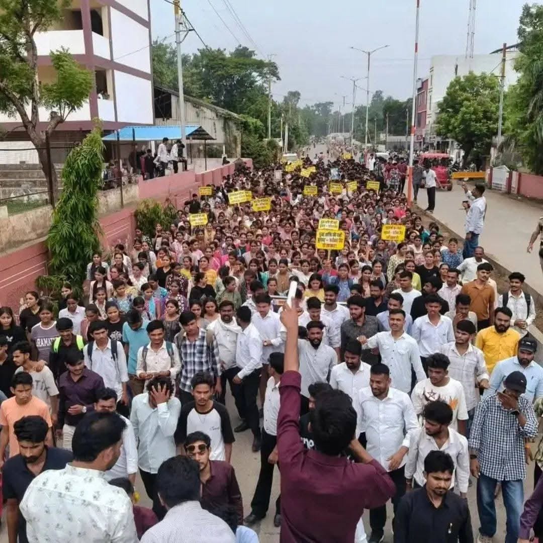 बड़वानी में मांगो को लेकर सड़क पर उतरे छात्र, छात्र नेता बादल गिरासे ने दी जानकारी बड़वानी में मांगो को लेकर सड़क पर उतरे छात्र, छात्र नेता बादल गिरासे ने दी जानकारी