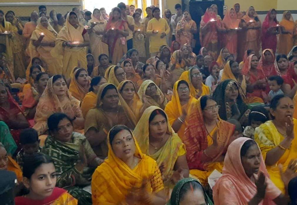 चहनियां के रामगढ़ में कीनाराम बाबा के दर्शन पूजन करते भक्त। संवाद चहनियां के रामगढ़ में कीनाराम बाबा के दर्शन पूजन करते भक्त। संवाद
