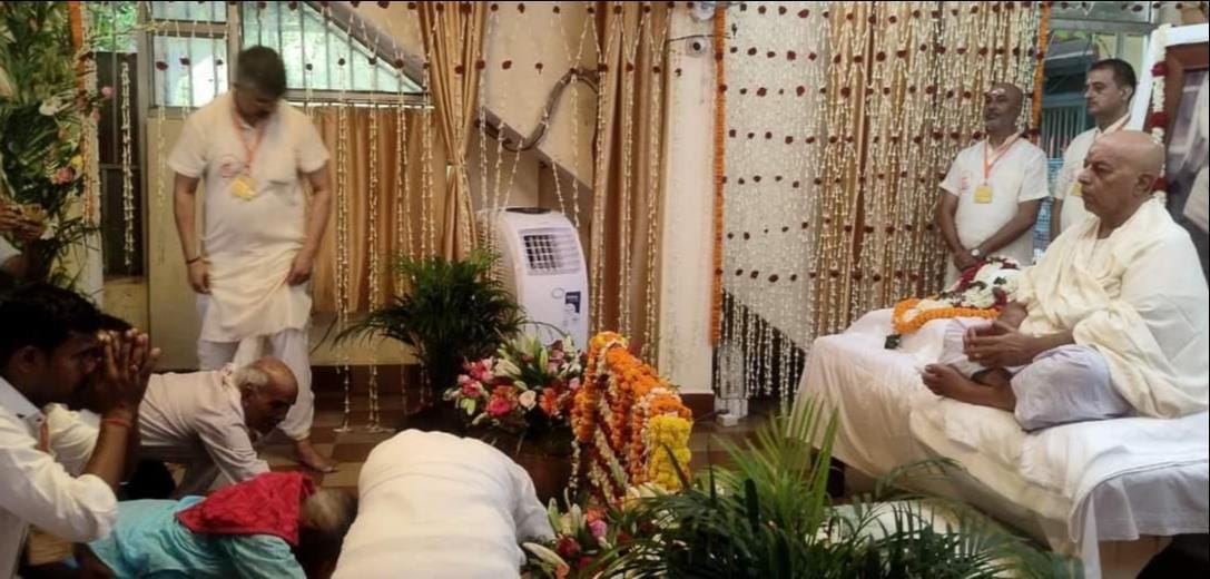 चहनियां के रामगढ़ में कीनाराम बाबा के दर्शन पूजन करते भक्त। संवाद चहनियां के रामगढ़ में कीनाराम बाबा के दर्शन पूजन करते भक्त। संवाद