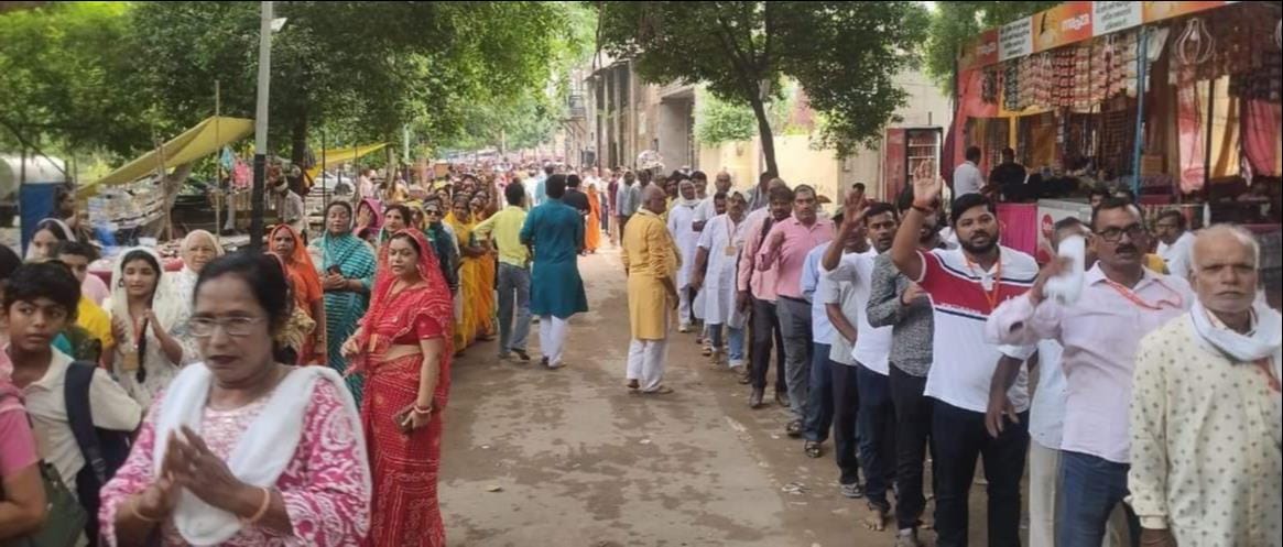 चहनियां के रामगढ़ में कीनाराम बाबा के दर्शन पूजन करते भक्त। संवाद चहनियां के रामगढ़ में कीनाराम बाबा के दर्शन पूजन करते भक्त। संवाद
