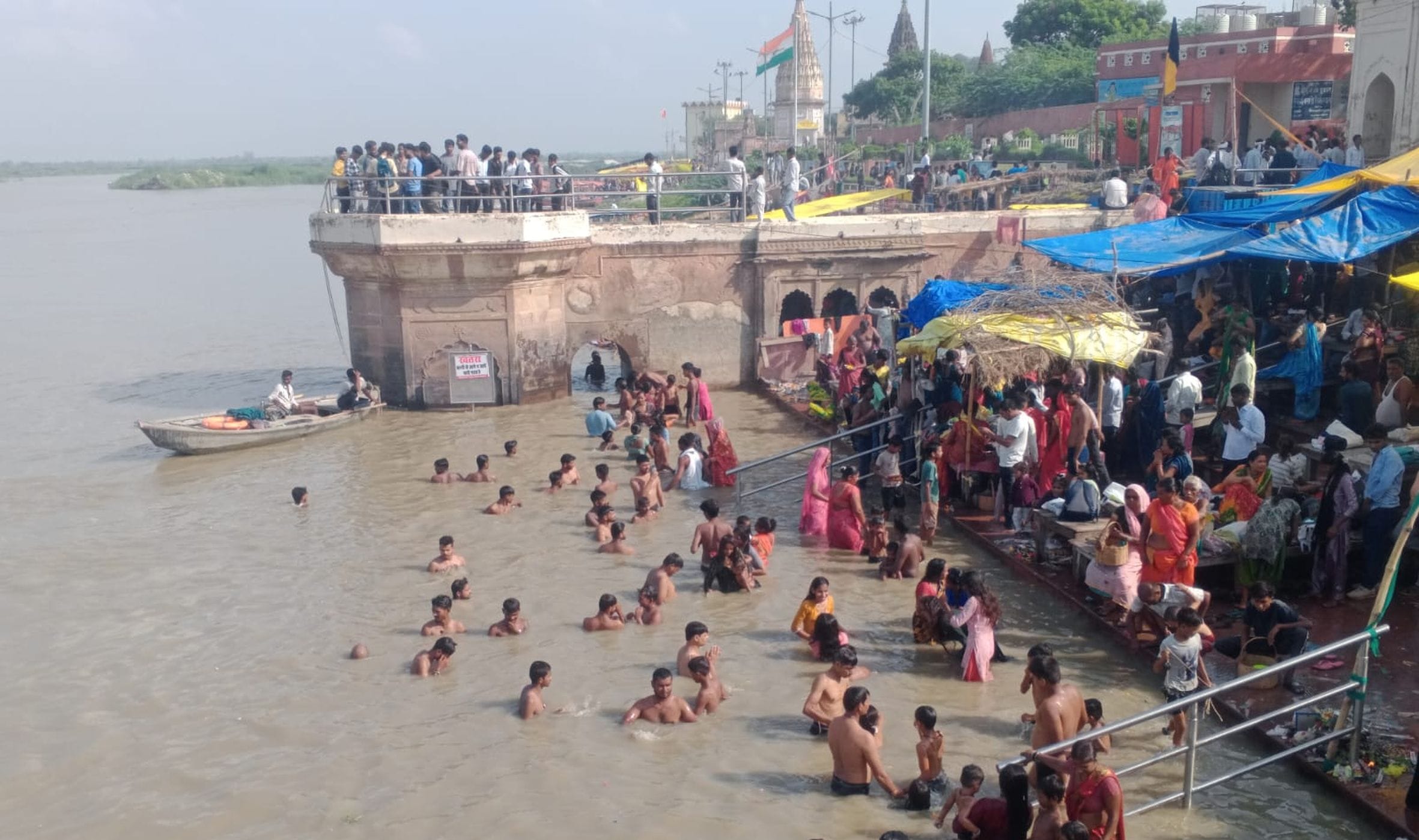 डलमऊ के संकटमोचन घाट में गुरु पूर्णिमा पर गंगा स्नान करते श्रद्धालु। डलमऊ के संकटमोचन घाट में गुरु पूर्णिमा पर गंगा स्नान करते श्रद्धालु।