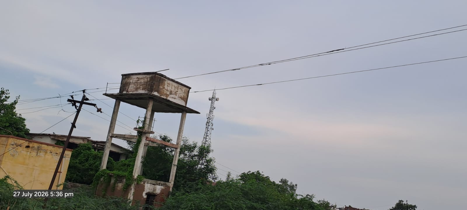 फोटो- 10 आटा अस्पताल के पास से निकली जर्जर एचटी लाइन। संवाद फोटो- 10 आटा अस्पताल के पास से निकली जर्जर एचटी लाइन। संवाद