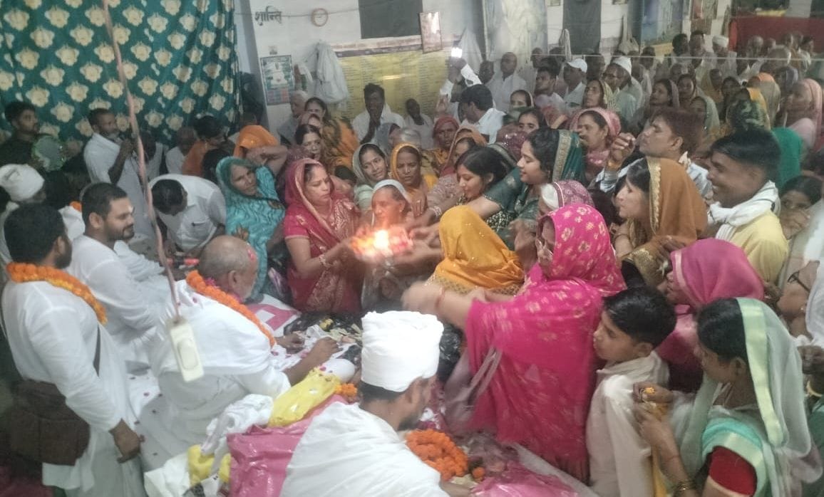 फोटो 13 श्री सूर्य मंदिर में गुरु पूजन करते श्रद्धालु। स्रोत स्वयं फोटो 13 श्री सूर्य मंदिर में गुरु पूजन करते श्रद्धालु। स्रोत स्वयं