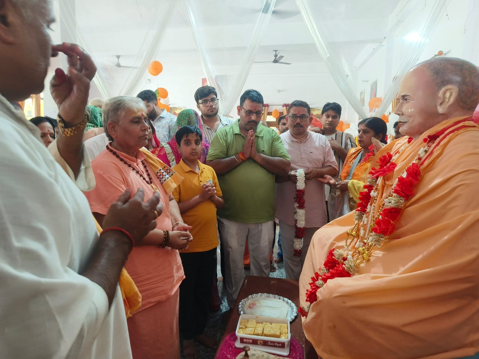 फोटो 13 श्री सूर्य मंदिर में गुरु पूजन करते श्रद्धालु। स्रोत स्वयं फोटो 13 श्री सूर्य मंदिर में गुरु पूजन करते श्रद्धालु। स्रोत स्वयं