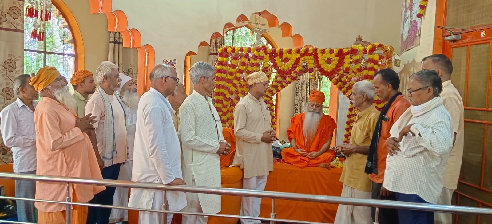 फोटो 13 श्री सूर्य मंदिर में गुरु पूजन करते श्रद्धालु। स्रोत स्वयं फोटो 13 श्री सूर्य मंदिर में गुरु पूजन करते श्रद्धालु। स्रोत स्वयं