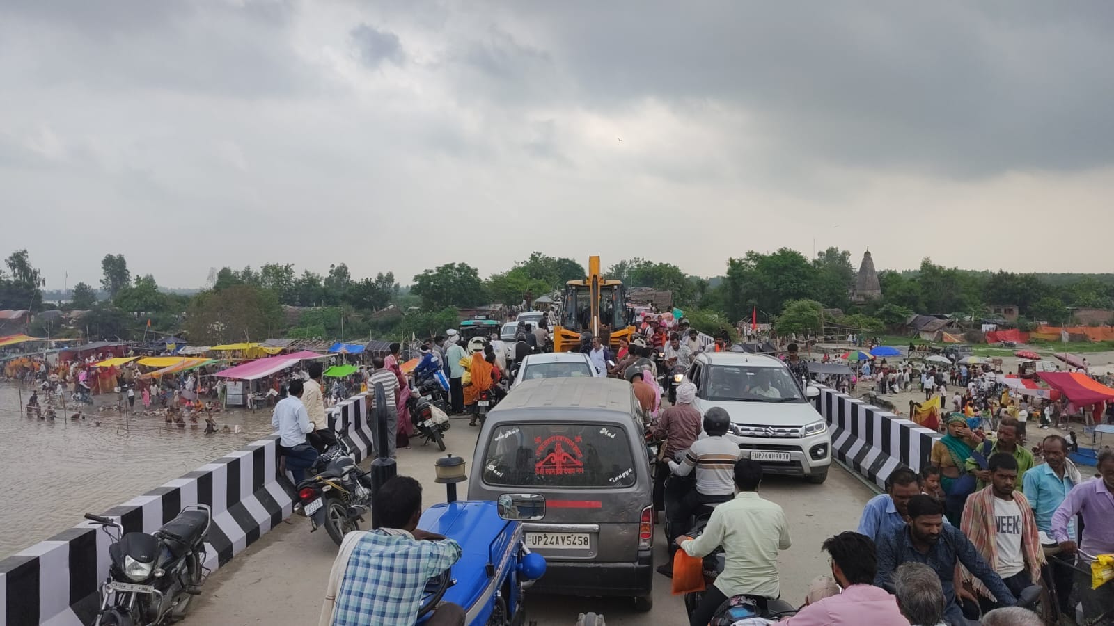 फोटो-19 पांचाल घाट पर गंगा में स्नान करते श्रद्धालुओं की भीड़। संवाद