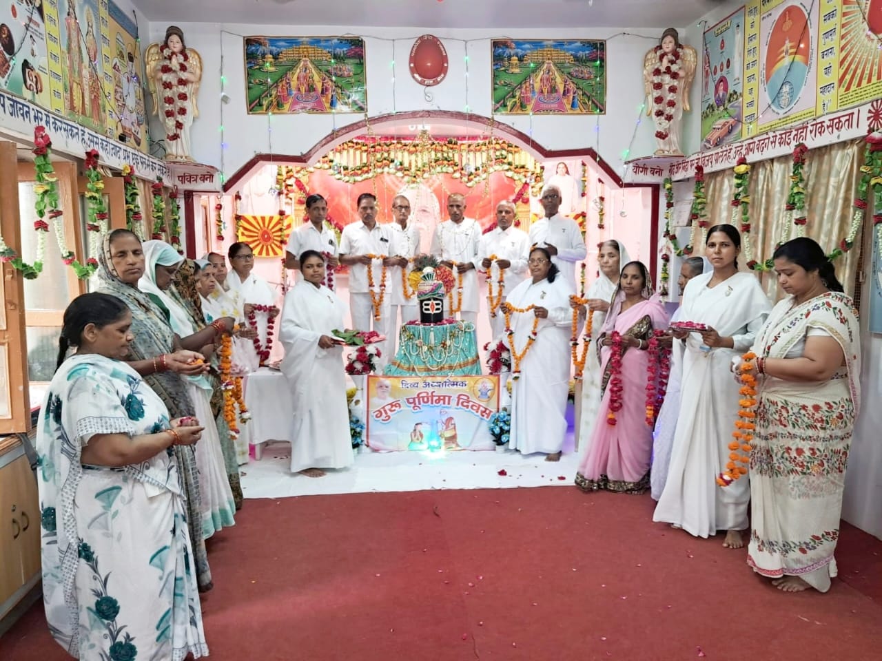फोटो-19 पांचाल घाट पर गंगा में स्नान करते श्रद्धालुओं की भीड़। संवाद