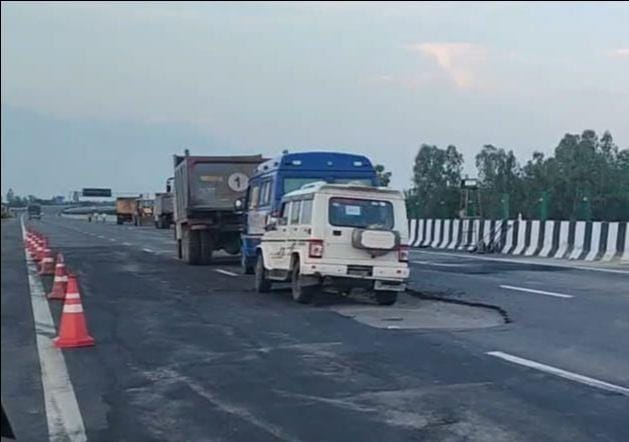 फोटो-24- एक्सप्रेसवे की सड़क का वह हिस्सा जहां से गायब हुई डामर की परत। स्रोत: पाठक फोटो-24- एक्सप्रेसवे की सड़क का वह हिस्सा जहां से गायब हुई डामर की परत। स्रोत: पाठक