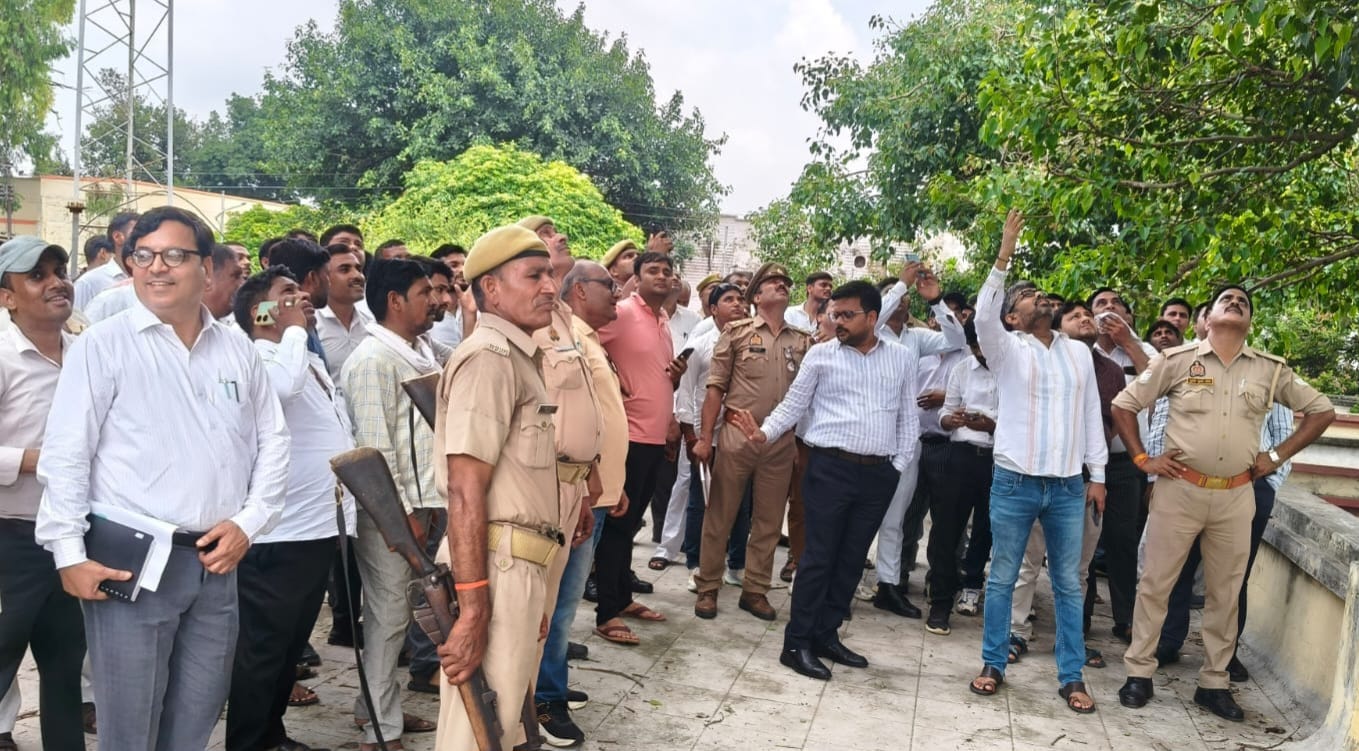 फोटो-24 कायमगंज तहसील स्थित पेड़ पर चढ़ा किसान। संवाद