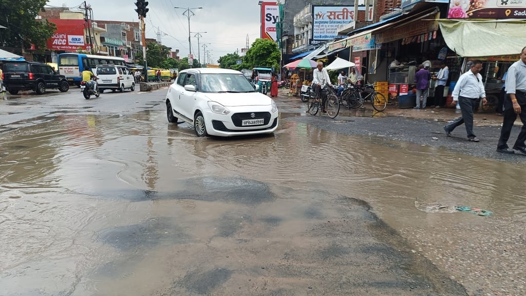 फोटो 32 करहल रोड पर दुकानों के सामने हुए जल भराव में से होकर गुजरती महिला। संवाद फोटो 32 करहल रोड पर दुकानों के सामने हुए जल भराव में से होकर गुजरती महिला। संवाद