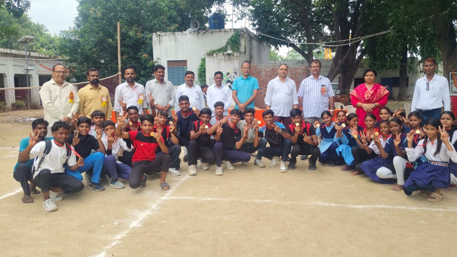 फोटो कैप्शन _संभागीय बैडमिंटन प्रतियोगिता में विजेता टीमों को सम्मानित करते मुख्य अतिथि_ फोटो कैप्शन _संभागीय बैडमिंटन प्रतियोगिता में विजेता टीमों को सम्मानित करते मुख्य अतिथि_