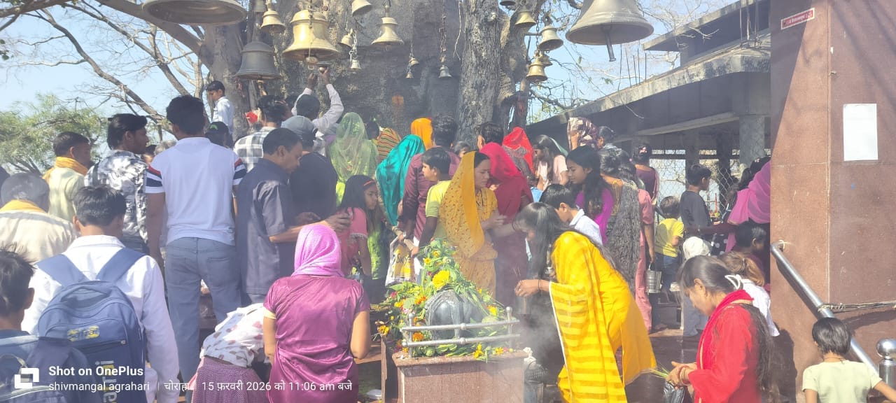 फोटो न-30 सीकेटीपी 31 मत्तगजेंद्र नाथ मंदिर में जलाभिषेक व पूजन करते भक्त। संवाद