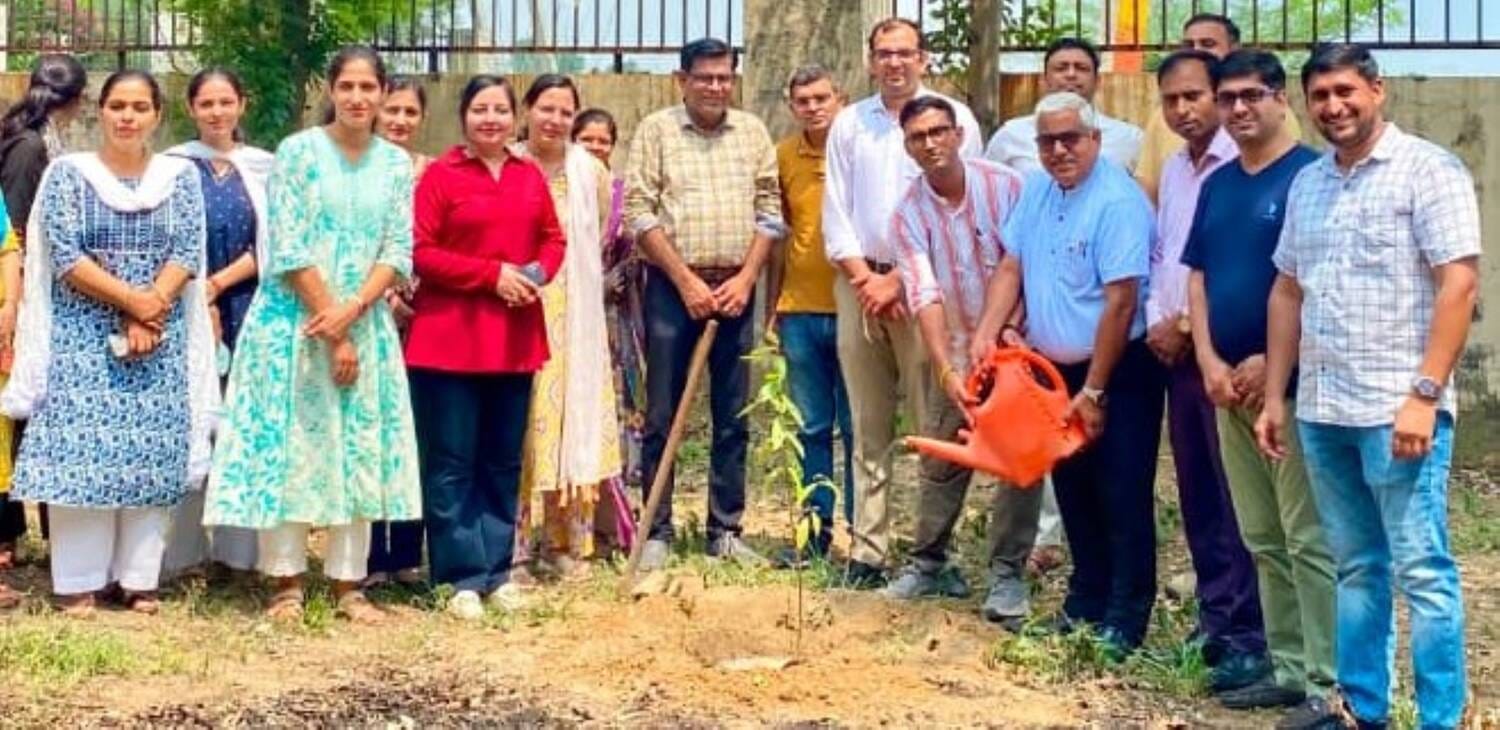 फोटो - राजकीय महिला कॉलेज में पौधारोपण करती हुई छात्राएं। स्रोत - प्रवक्ता फोटो - राजकीय महिला कॉलेज में पौधारोपण करती हुई छात्राएं। स्रोत - प्रवक्ता
