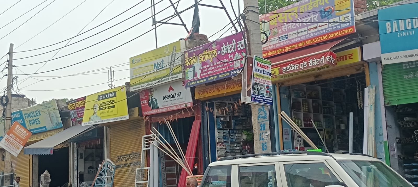 फाेटो संख्या:51- रेलवे रोड पर खंबों पर फैला बिजली के तारों का जाल--संवाद फाेटो संख्या:51- रेलवे रोड पर खंबों पर फैला बिजली के तारों का जाल--संवाद